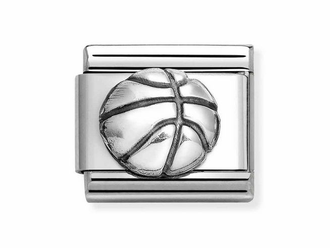 433010170-0 Der Charm zeigt einen Basketball aus Sterling Silber und Edelstahl, der kunstvoll gestaltet und in einer modernen, klassischen Form präsentiert ist. Ideal für Basketballfans von Nomination.