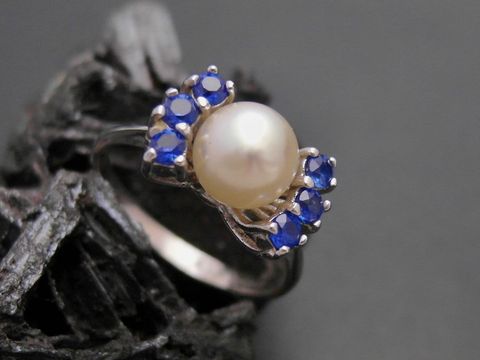 Weißgold Perlen Ring edel Gr. 55,5 mit 6,9 mm Zuchtperle und synthetischen Saphiren, Hersteller Juwelier Harnisch bis Gr. 56/18.