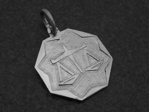 Silber Anhänger Platte Sternzeichen Waage mit einem eleganten Design, Hersteller Juwelier Harnisch, die Waage ist kunstvoll eingearbeitet in die Oberfläche des Anhängers.