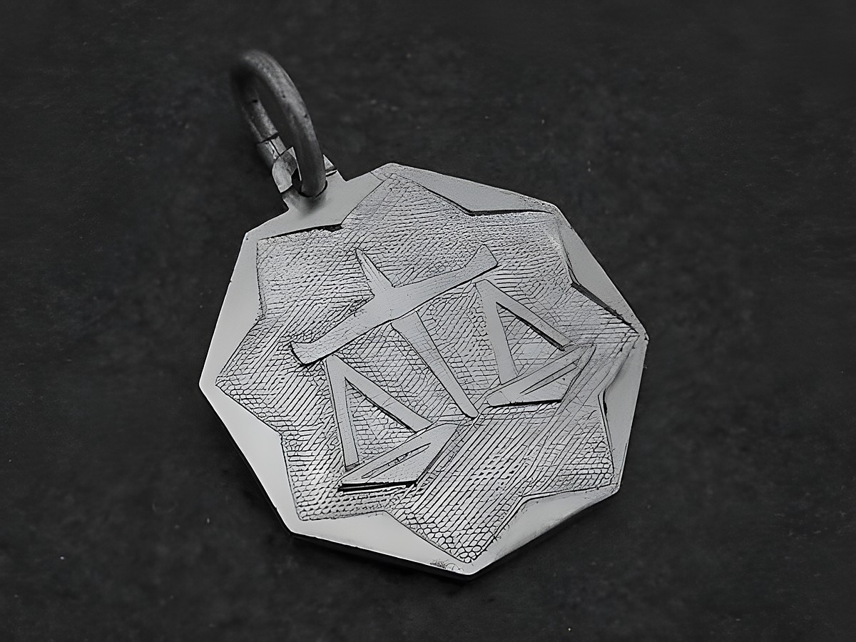 Silber Anhänger Platte Sternzeichen Waage mit einem eleganten Design, Hersteller Juwelier Harnisch, die Waage ist kunstvoll eingearbeitet in die Oberfläche des Anhängers.