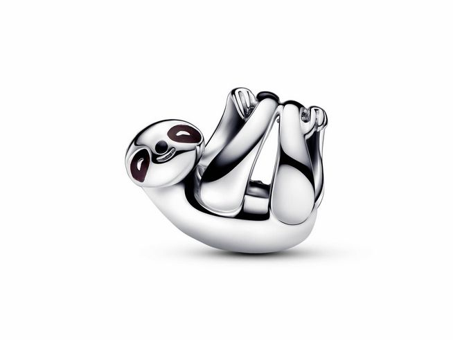 Hängendes Faultier Charm aus Sterling Silber mit schwarz emaillierten Augen, detailreich gestaltet, ideal für persönliche Schmuckstücke oder als Geschenk.