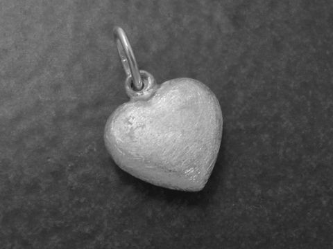 Silber Anhänger in Herzform, klassisch, 9,5 mm, eismattiert und poliert, hergestellt von Juwelier Harnisch, plastisch gestaltet. Ideal als elegante Ergänzung für Schmuckkollektionen.