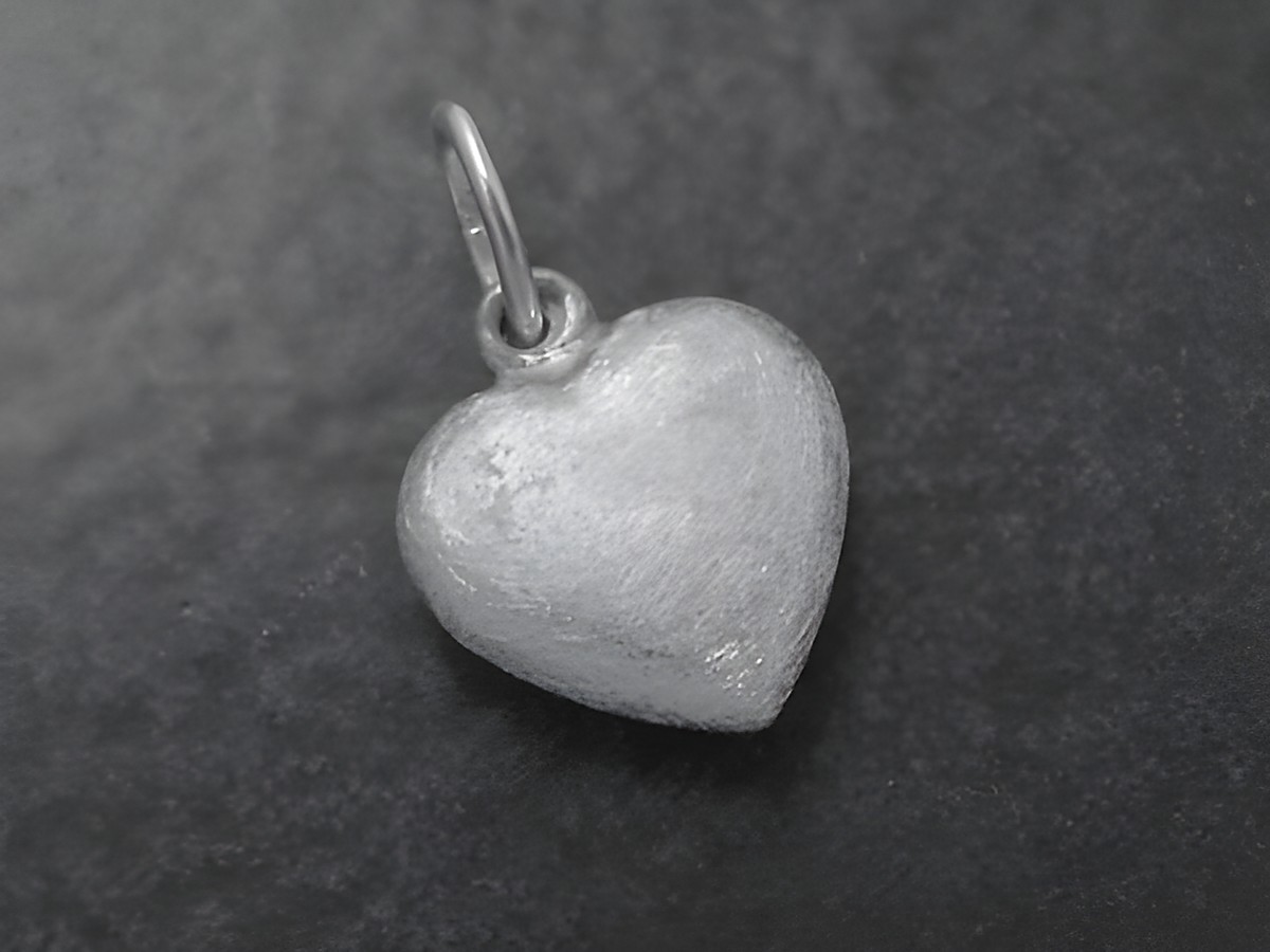 Silber Anhänger in Herzform, klassisch, 9,5 mm, eismattiert und poliert, hergestellt von Juwelier Harnisch, plastisch gestaltet. Ideal als elegante Ergänzung für Schmuckkollektionen.