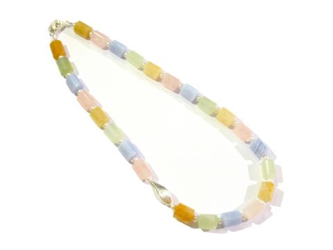 Steinkette aus Rosenquarz, Serpentin und Zuchtperlen mit einer Länge von 51 cm, hergestellt von Juwelier Harnisch, präsentiert in sanften Farbtönen und elegantem Design.