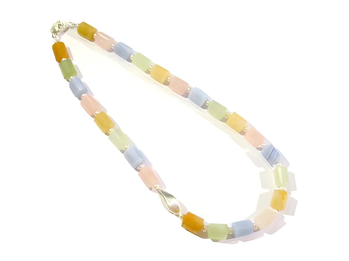 Steinkette aus Rosenquarz, Serpentin und Zuchtperlen mit einer Länge von 51 cm, hergestellt von Juwelier Harnisch, präsentiert in sanften Farbtönen und elegantem Design.