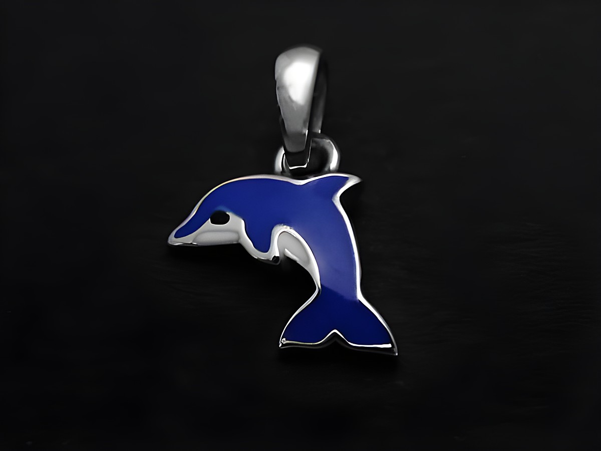 Anhänger in Form eines Delfins aus rhodiniertem Sterling Silber, blau und weiß lackiert, geeignet für Kinder, Hersteller Juwelier Harnisch.