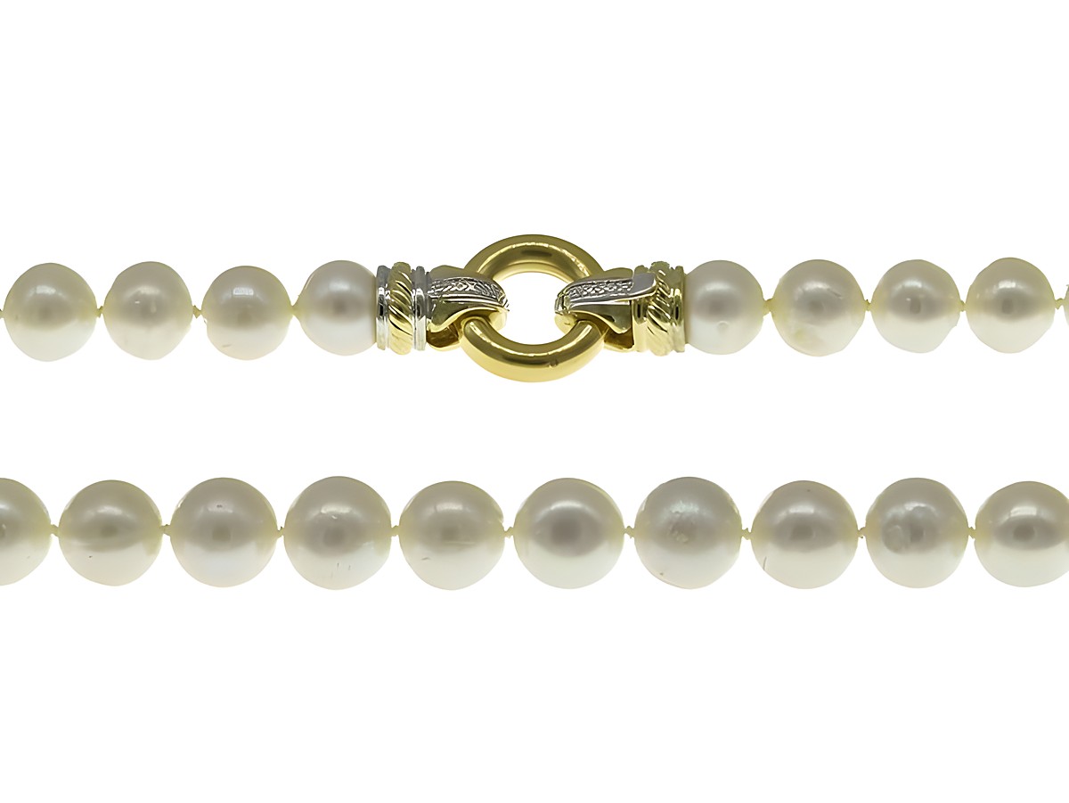 Perlenkette aus Süßwasser-Zuchtperlen in Weiß, 9,5-10,5 mm, Länge 46 cm, mit Bicolor 585 Verschluss, klassischer Stil vom Juwelier Harnisch.
