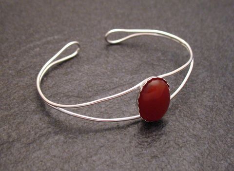 Karneol Cabochon Sterling Silber Armreifen 17 cm, Hersteller Juwelier Harnisch, mit elegantem Design und einem roten Edelstein in schlichter Fassung, Umfang 17 cm, ideal für jeden Anlass.