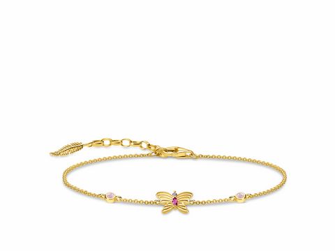 Silbernes Armband von Thomas Sabo mit gelbgoldenen Akzenten und mehrfarbigen Verzierungen, inklusive einer Schmetterlingsmotiva und kleinen, farbigen Steinen, verstellbar von 16 bis 19 cm.