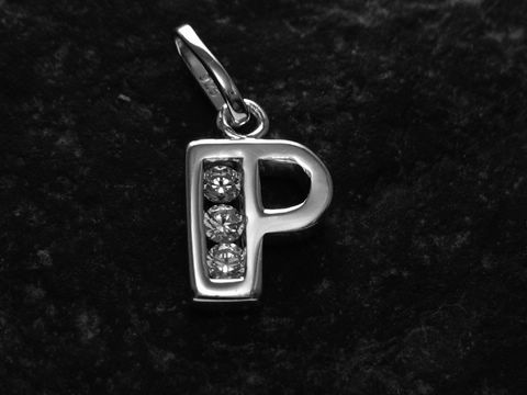 Silber rhodiniert Anhänger in Form des Buchstabens P mit Zirkonia, hergestellt von Juwelier Harnisch, ideal als elegantem Schmuckstück für persönliche Initialen.