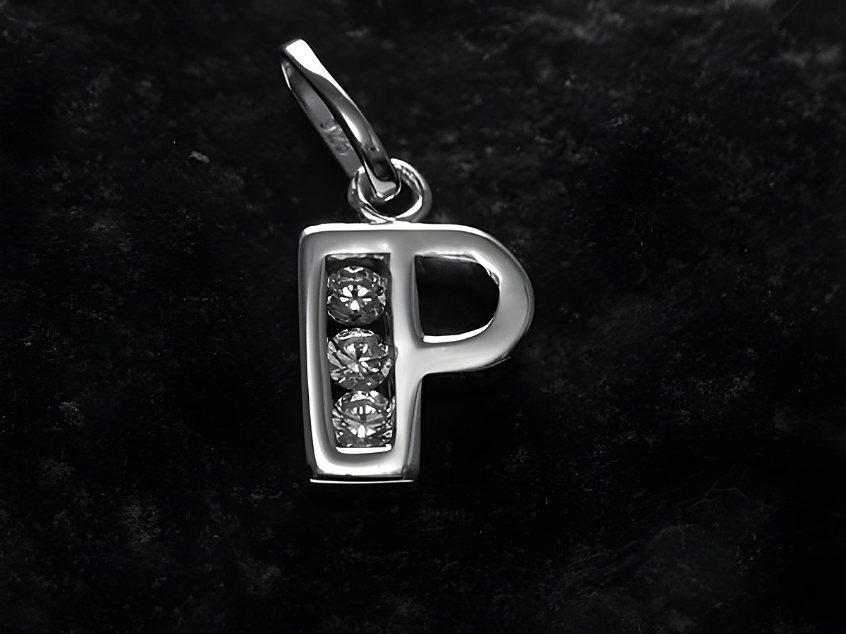 Silber rhodiniert Anhänger in Form des Buchstabens P mit Zirkonia, hergestellt von Juwelier Harnisch, ideal als elegantem Schmuckstück für persönliche Initialen.
