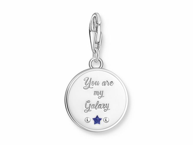 Charm-Anhänger von Thomas Sabo aus silbernem Material mit Emaille und Zirkonia, mehrfarbig gestaltet, mit eingraviertem Spruch "You are my Galaxy" und einer blauen Sternapplikation.