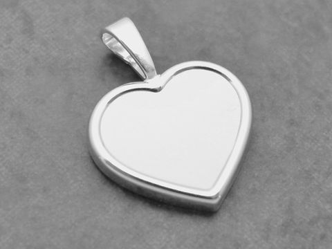 Silber Anhänger in Herzform, romantisch und flach, mit weißem Lack. Hersteller: Juwelier Harnisch. Ideal als persönliche Geschenkidee oder Schmuckstück für besondere Anlässe.
