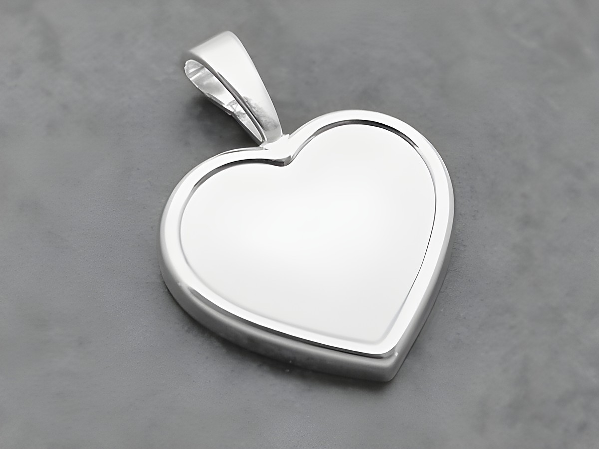 Silber Anhänger in Herzform, romantisch und flach, mit weißem Lack. Hersteller: Juwelier Harnisch. Ideal als persönliche Geschenkidee oder Schmuckstück für besondere Anlässe.