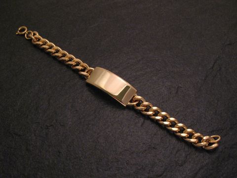 Armband mit Gravurplatte in Goldauflage, 20 cm lang, Hersteller Juwelier Harnisch, ideal für personalisierte Gravuren, elegantes Design für stilvolle Anlässe.