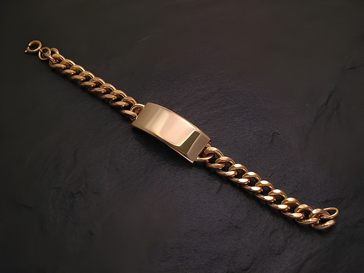 Armband mit Gravurplatte in Goldauflage, 20 cm lang, Hersteller Juwelier Harnisch, ideal für personalisierte Gravuren, elegantes Design für stilvolle Anlässe.