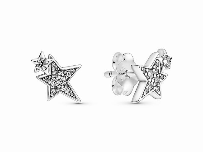 Asymmetrische funkelnde Sterne Ohrringe aus Sterling Silber von Pandora, verziert mit klaren Zirkonia, strahlen eleganten Glanz aus. Ideal für jeden Anlass.