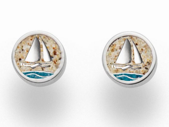 DUR Ohrringe Ahoi O5295 aus Sterling Silber mit maritimem Motiv von einem Segelboot auf sandfarbenem Hintergrund und blauer Welle, ideal für einen sommerlichen Look.
