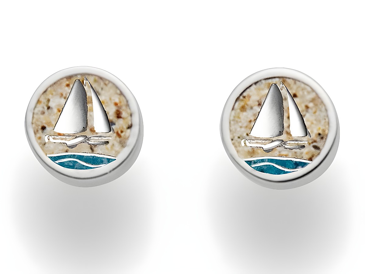 DUR Ohrringe Ahoi O5295 aus Sterling Silber mit maritimem Motiv von einem Segelboot auf sandfarbenem Hintergrund und blauer Welle, ideal für einen sommerlichen Look.