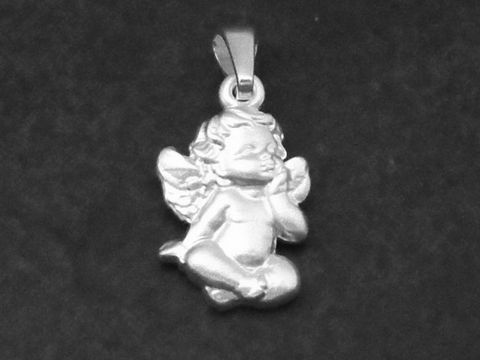 Sitzender Engel aus mattiertem Silber als Glücksbringer, hergestellt von Juwelier Harnisch, detailreich gestaltet mit sanften Gesichtszügen und filigranen Flügeln.