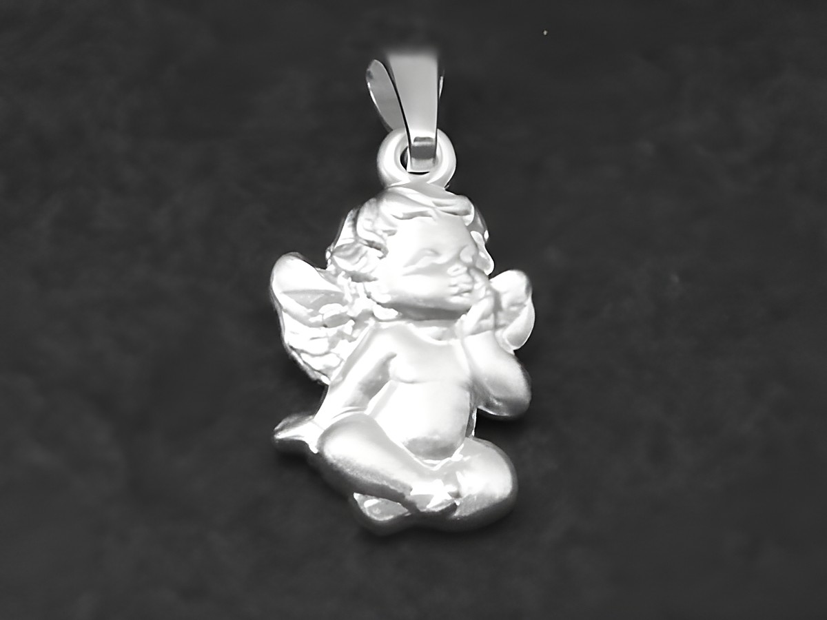 Sitzender Engel aus mattiertem Silber als Glücksbringer, hergestellt von Juwelier Harnisch, detailreich gestaltet mit sanften Gesichtszügen und filigranen Flügeln.