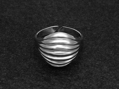 Silberring rho. RUND MIT STREBEN, Größe wenig verstellbar, hergestellt von Juwelier Harnisch, rhodiniert, ohne Stein, modern und elegant gestaltet.
