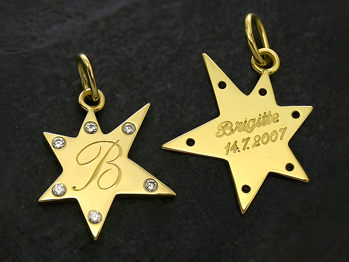 Stern Anhänger aus Gold 750 mit eingefassten Zirkonia-Steinen, graviert mit dem Namen Brigitte und dem Datum 14.7.2007, von Juwelier Harnisch, Sonne, Mond und Sterne. – Ansicht 2