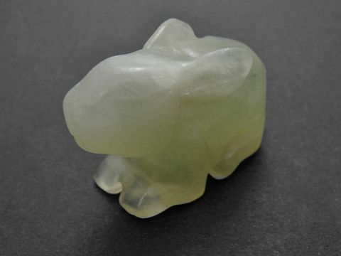 Steinfigur eines Hasen aus hellgrünem Achat, tierisch, aus Naturstein, Größe 38,7 mm, Hersteller Juwelier Harnisch, ideal für Sammler oder als dekoratives Element.