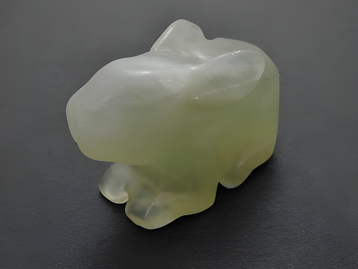 Steinfigur eines Hasen aus hellgrünem Achat, tierisch, aus Naturstein, Größe 38,7 mm, Hersteller Juwelier Harnisch, ideal für Sammler oder als dekoratives Element.