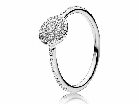 Strahlender Eleganz Ring von Pandora aus Silber in Größe 48 mit funkelndem, runden Steindesign, das auf einem glatten Band sitzt und Eleganz ausstrahlt.