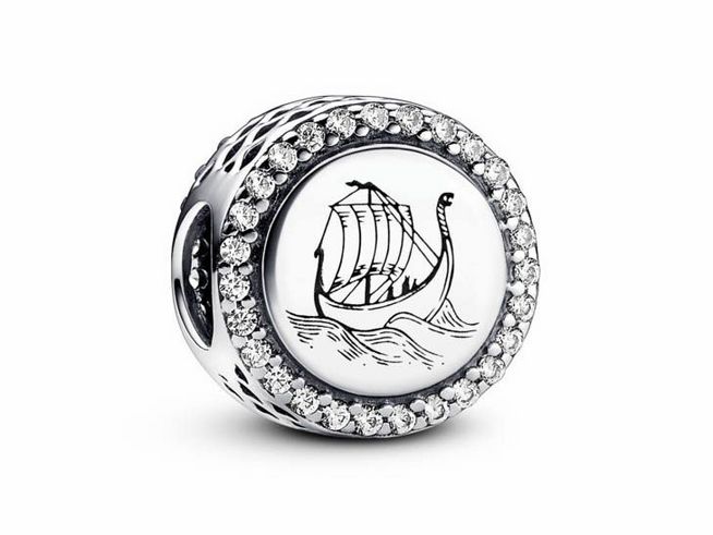 Wikingerschiff aus Emaille und Zirkonia, umrandet von funkelnden Steinen, auf einem glänzenden Silberbasis. Das Design zeigt das Schiff in einer Wellenlandschaft. Ideal für Schmuckliebhaber.