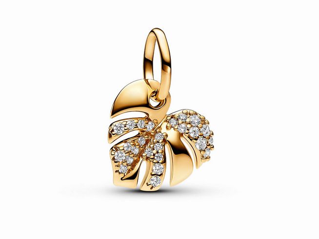 Funkelnder Charm-Anhänger in Form eines Monstera Blattes aus gelbgold vergoldetem Material, verziert mit klaren Zirkonia für zusätzlichen Glanz, hergestellt von Pandora.