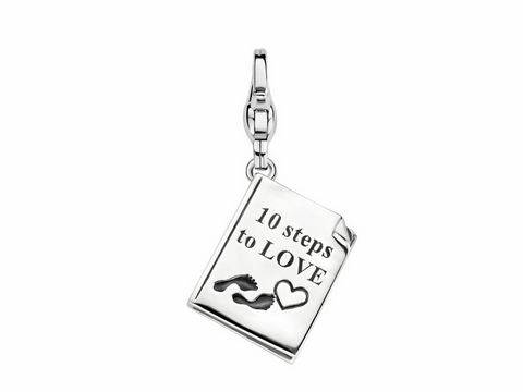 Ein silberner Charm in Form eines aufgeschlagenen Buches mit der Aufschrift zehn Schritte zur Liebe, verziert mit Fußabdrücken und einem Herz, hergestellt von Ti Sento.