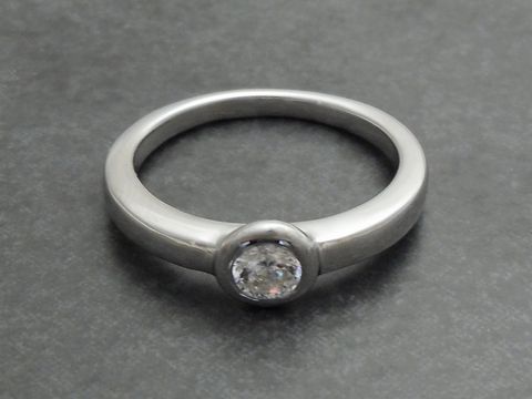 Silber Ring aus Sterling Silber in Größe 58/18,5 von Juwelier Harnisch, modern gestaltet mit einem funkelnden Stein in der Mitte. Ideal bis Gr. 58/18,4.