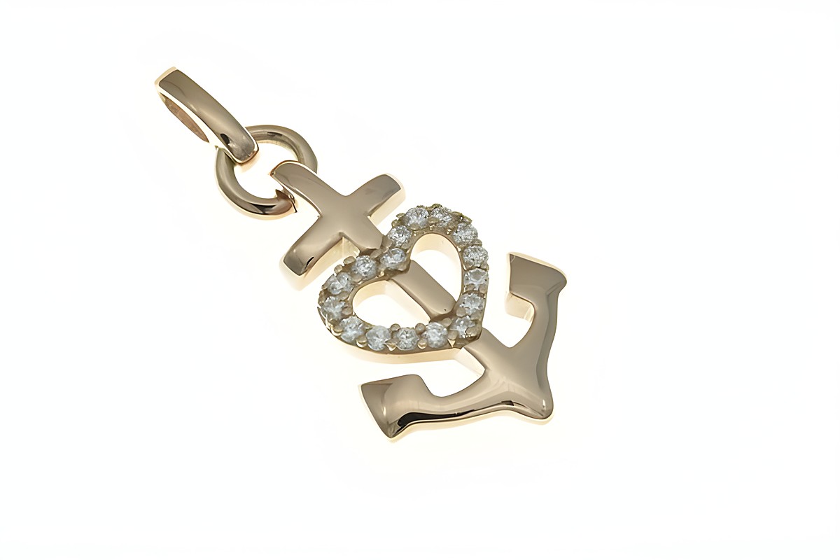 Ein Anhänger aus sterling Silber in Roségold mit einem Anker und einem Herz, besetzt mit Zirkonia, symbolisiert Glaube, Liebe und Hoffnung, hergestellt von Juwelier Harnisch.