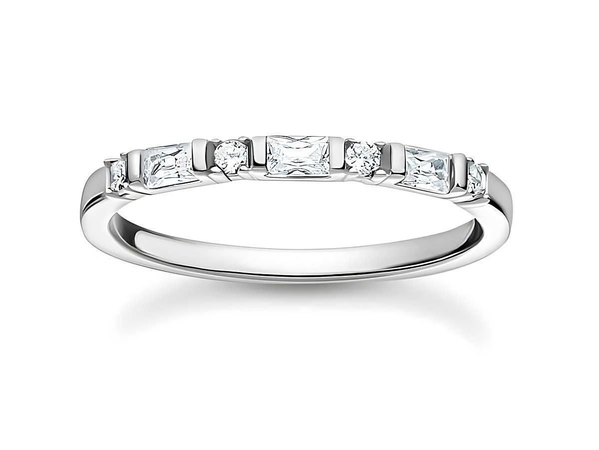 Thomas Sabo Charming Ring aus Sterling Silber mit weißen Zirkonia in der Größe 54, elegantes Design mit schmalem Band und funkelnden Steinen, ideal als Geschenk oder für besondere Anlässe.