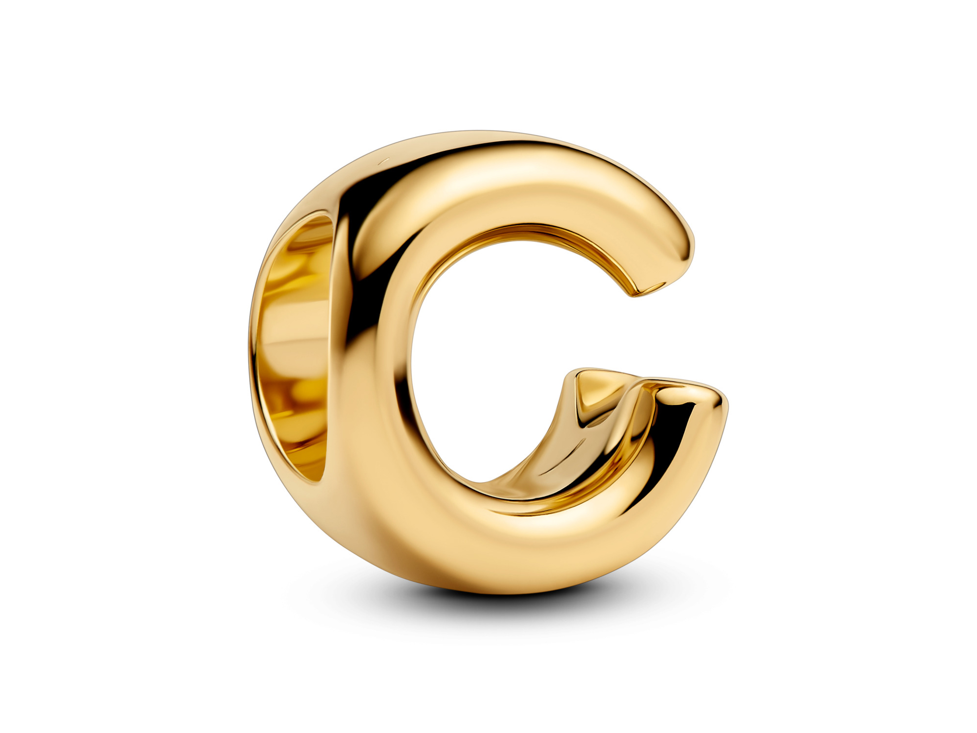 Buchstabe C aus der Alphabet Kollektion von Pandora in gelbgold vergoldeter Ausführung, elegant und modern designt, ideal für die persönliche Schmuckgestaltung und Neuheiten im Online-Shop.