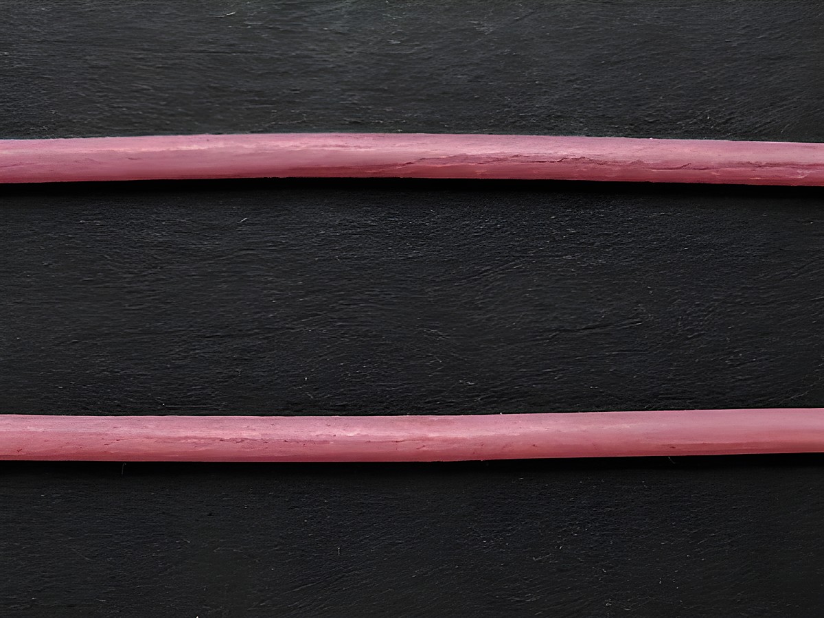 Kette aus Ziegenleder in rosa, Länge ca 100 cm, Dicke 1,2 mm, Hersteller Juwelier Harnisch, geeignet als Lederband oder Lederkette für Schmuckdesign.