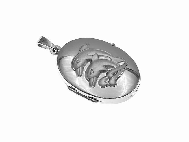 Medaillon mit zwei Delfinen aus rhodiniertem Sterling Silber in ovaler Form, hergestellt von Juwelier Harnisch. Elegantes Design mit detaillierter Gravur.