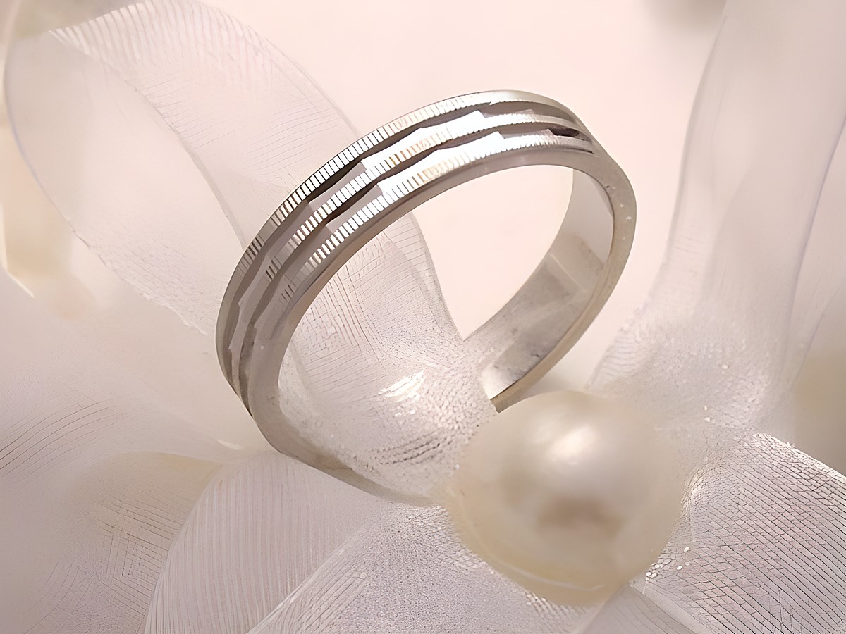 Trauring Ehering WHITE NOBLE aus Weißgold 333 mit einer eleganten Oberflächenstruktur präsentiert sich auf zarter Organzasche. Hersteller: Juwelier Harnisch, bis Größe 64/20,4.