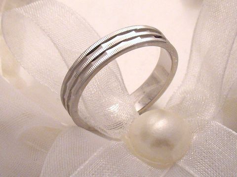 400398-0 Trauring Ehering WHITE NOBLE aus Weißgold 333 mit einem schlichten, eleganten Design, Größe 55/17,5, von Hersteller Juwelier Harnisch, erhältlich bis Größe 56/17,8.