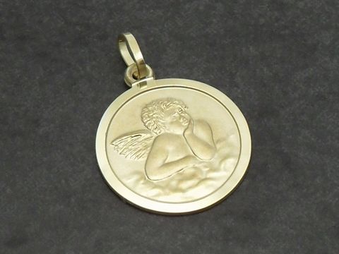 Raphael Anhänger aus Gold 333 mit dem Motiv eines nachdenklichen Schutzengels, gefertigt von Juwelier Harnisch, inklusive feiner Gravuren.