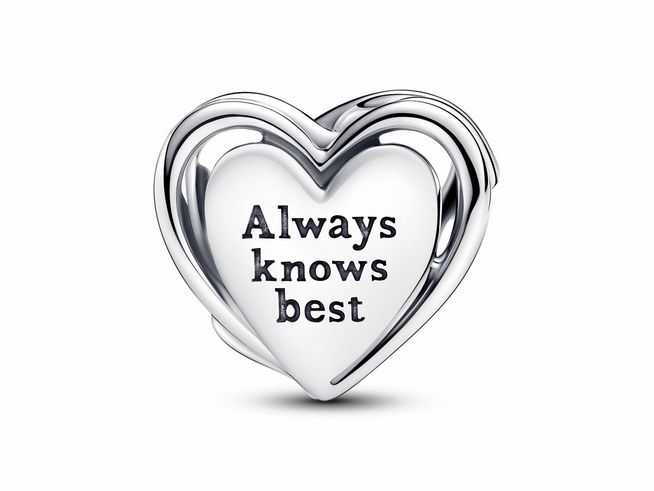 Der Charm zeigt ein offenes Herzdesign aus Silber mit der Gravur Always knows best, ideal als sentimentales Geschenk für Mütter.