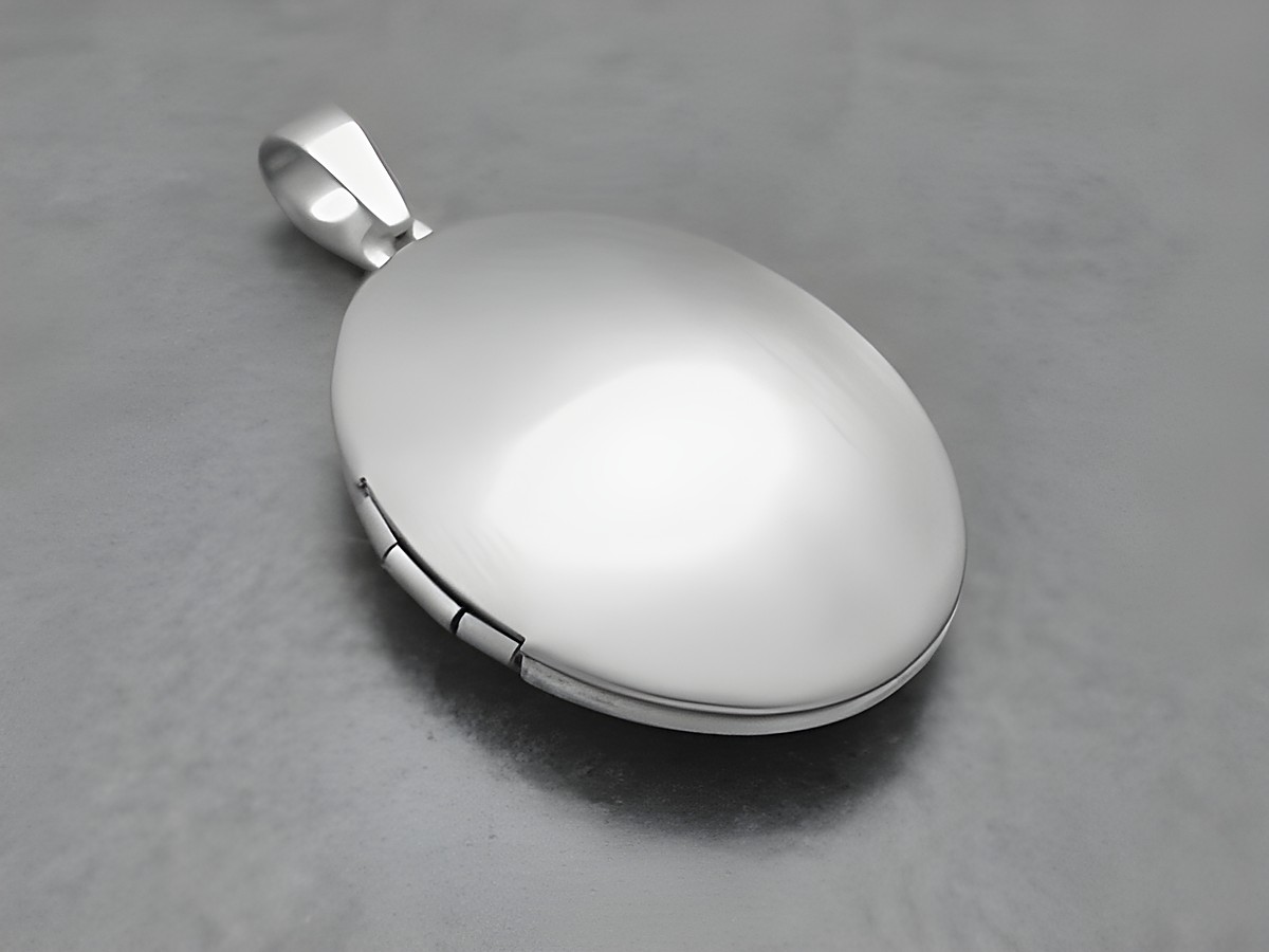 Ovales, schlicht mattiertes Medaillon aus Edelstahl, hergestellt von Juwelier Harnisch. Ideal als Anhänger für persönliche Erinnerungen oder als stilvolles Schmuckstück.
