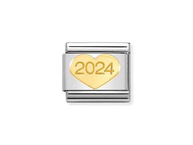 Ein Schmuckelement der Marke Nomination, Modell 030149 57 Classic, zeigt ein goldenes Herz mit der Jahreszahl 2024. Der Rahmen besteht aus Edelstahl und hat eine Politur.