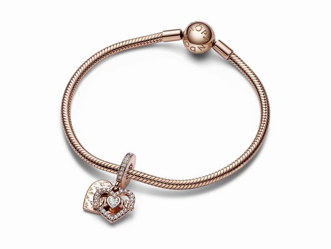 Pandora 789402C01 Herz & Mum Charm-Anhänger in Roségold Vergoldung, mit glänzendem Herzen und Schmuckstein auf einem flexiblen Armband, perfekt für liebevolle Erinnerungen.