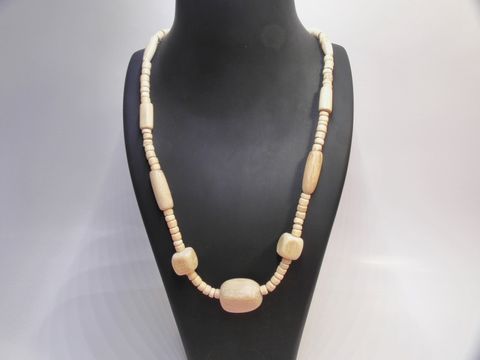 61817-0 Holzkette aus naturbraunen Holzperlen in verschiedenen Formen und Größen, 25 mm dick und 60 cm lang, hergestellt von Juwelier Harnisch, ideal für natürlichen Schmuckstil.