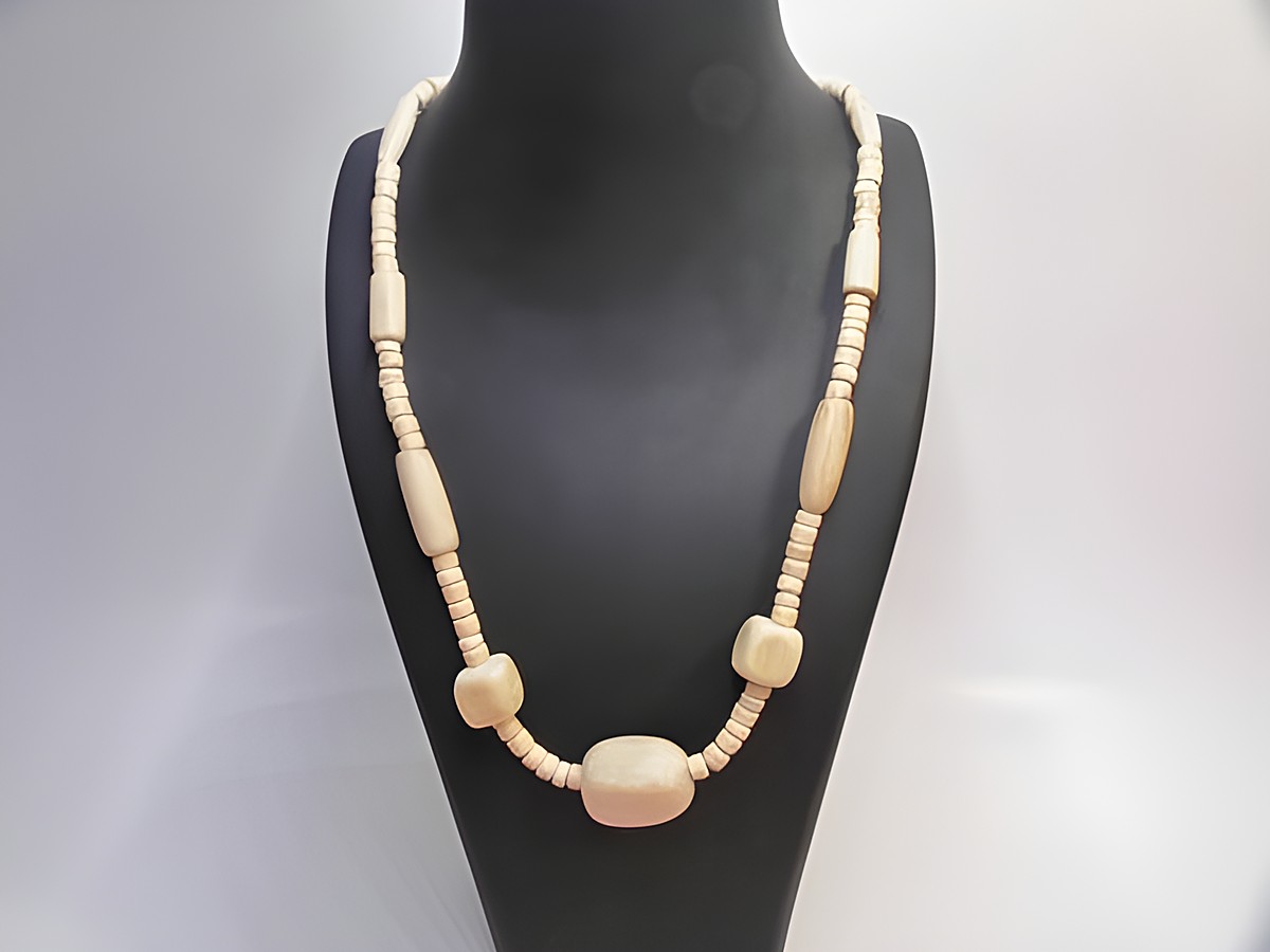 Holzkette aus naturbraunen Holzperlen in verschiedenen Formen und Größen, 25 mm dick und 60 cm lang, hergestellt von Juwelier Harnisch, ideal für natürlichen Schmuckstil.