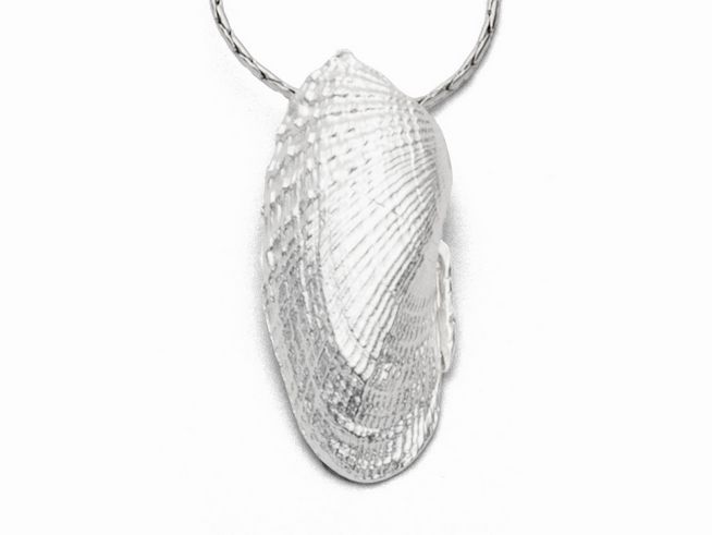 Sterling Silber Anhänger in Form einer Muschel mit feinen Details, am filigranen Halsband befestigt, ideal für stilvolle Akzente im Schmuckdesign von DUR.