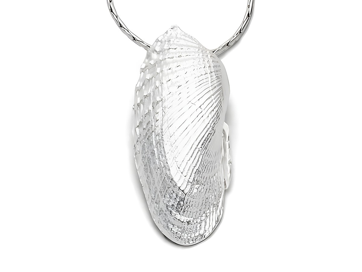 Sterling Silber Anhänger in Form einer Muschel mit feinen Details, am filigranen Halsband befestigt, ideal für stilvolle Akzente im Schmuckdesign von DUR.